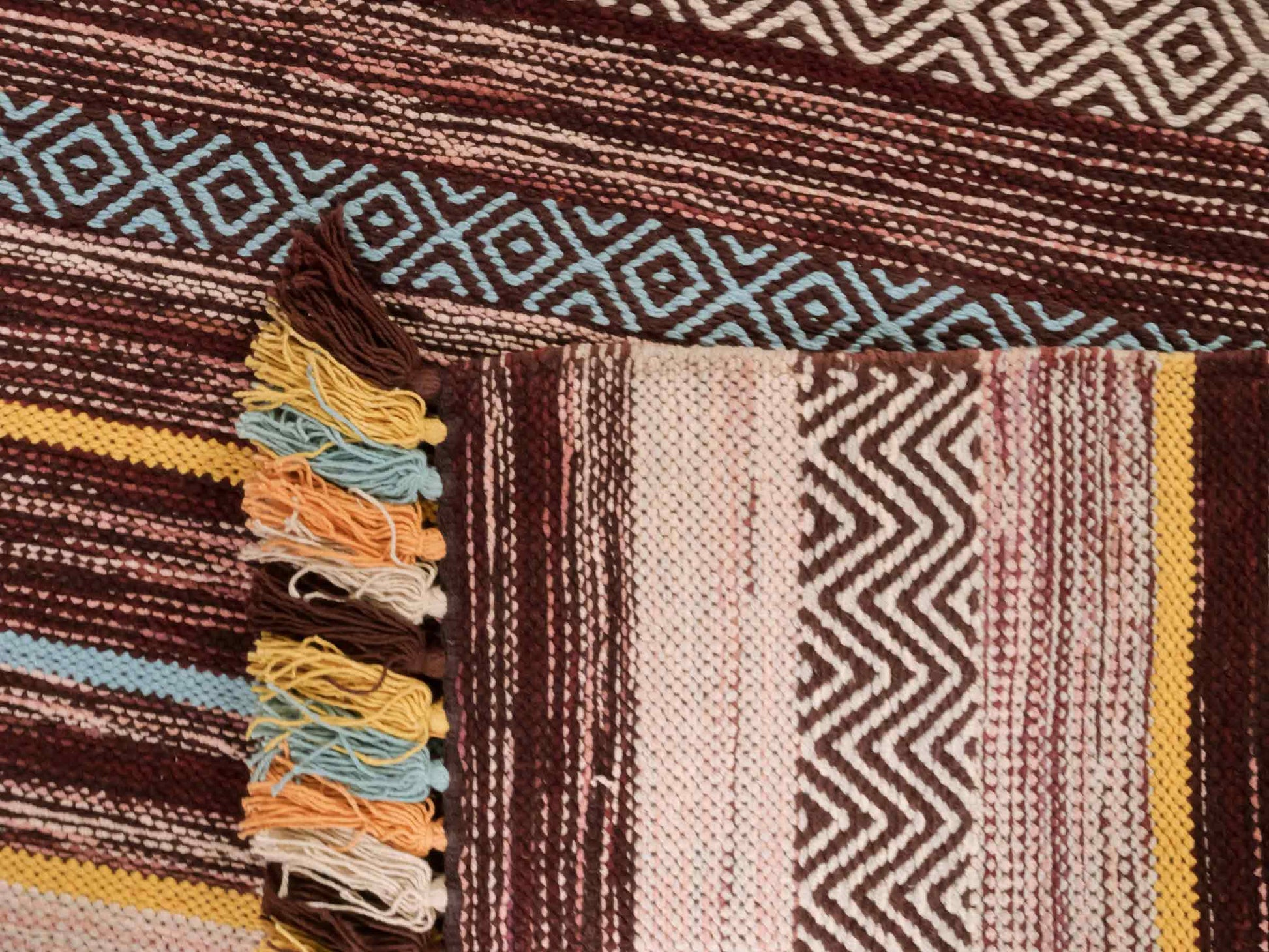 Handgewebter, moderner Indo Kelim Orientteppich von Khademi aus Baumwolle, dunkelrot, mehrfarbig. Geometrisches Design. Von Hand gewebt in Indien. Größe: 190x130cm. Teppichnummer: KB4-1674. Verkauf durch Jupiter Intl.