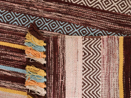 Handgewebter, moderner Indo Kelim Orientteppich von Khademi aus Baumwolle, dunkelrot, mehrfarbig. Geometrisches Design. Von Hand gewebt in Indien. Größe: 190x130cm. Teppichnummer: KB4-1674. Verkauf durch Jupiter Intl.