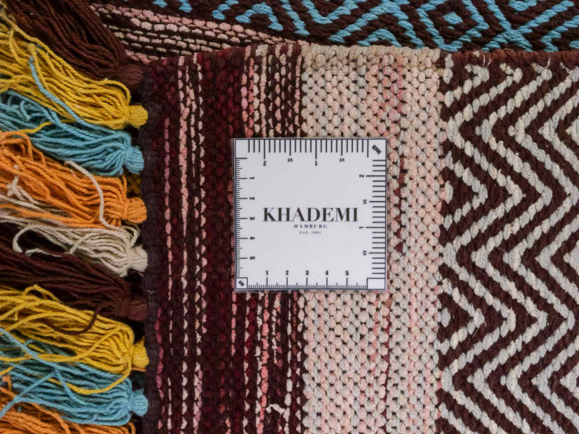 Handgewebter, moderner Indo Kelim Orientteppich von Khademi aus Baumwolle, dunkelrot, mehrfarbig. Geometrisches Design. Von Hand gewebt in Indien. Größe: 190x130cm. Teppichnummer: KB4-1674. Verkauf durch Jupiter Intl.