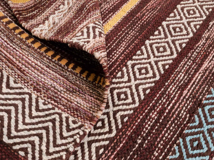 Handgewebter, moderner Indo Kelim Orientteppich von Khademi aus Baumwolle, dunkelrot, mehrfarbig. Geometrisches Design. Von Hand gewebt in Indien. Größe: 190x130cm. Teppichnummer: KB4-1674. Verkauf durch Jupiter Intl.