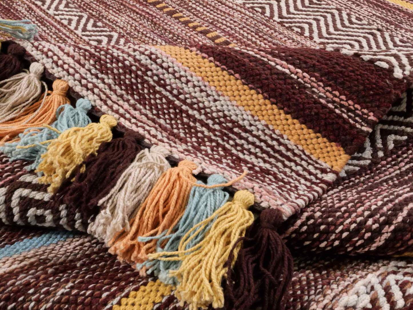 Handgewebter, moderner Indo Kelim Orientteppich von Khademi aus Baumwolle, dunkelrot, mehrfarbig. Geometrisches Design. Von Hand gewebt in Indien. Größe: 190x130cm. Teppichnummer: KB4-1674. Verkauf durch Jupiter Intl.