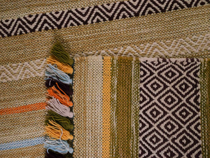 Handgewebter, moderner Indo Kelim Orientteppich von Khademi aus Baumwolle, grün, mehrfarbig. Geometrisches Design. Von Hand gewebt in Indien. Größe: 190x130cm. Teppichnummer: KB4-1671. Verkauf durch Jupiter Intl.