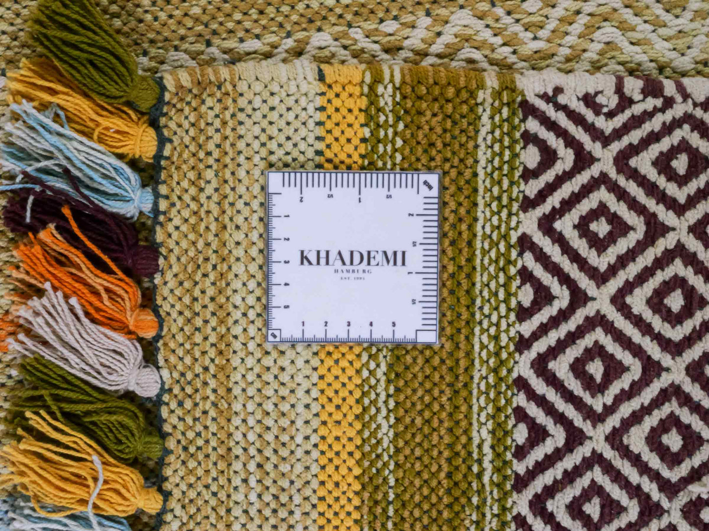 Handgewebter, moderner Indo Kelim Orientteppich von Khademi aus Baumwolle, grün, mehrfarbig. Geometrisches Design. Von Hand gewebt in Indien. Größe: 190x130cm. Teppichnummer: KB4-1671. Verkauf durch Jupiter Intl.