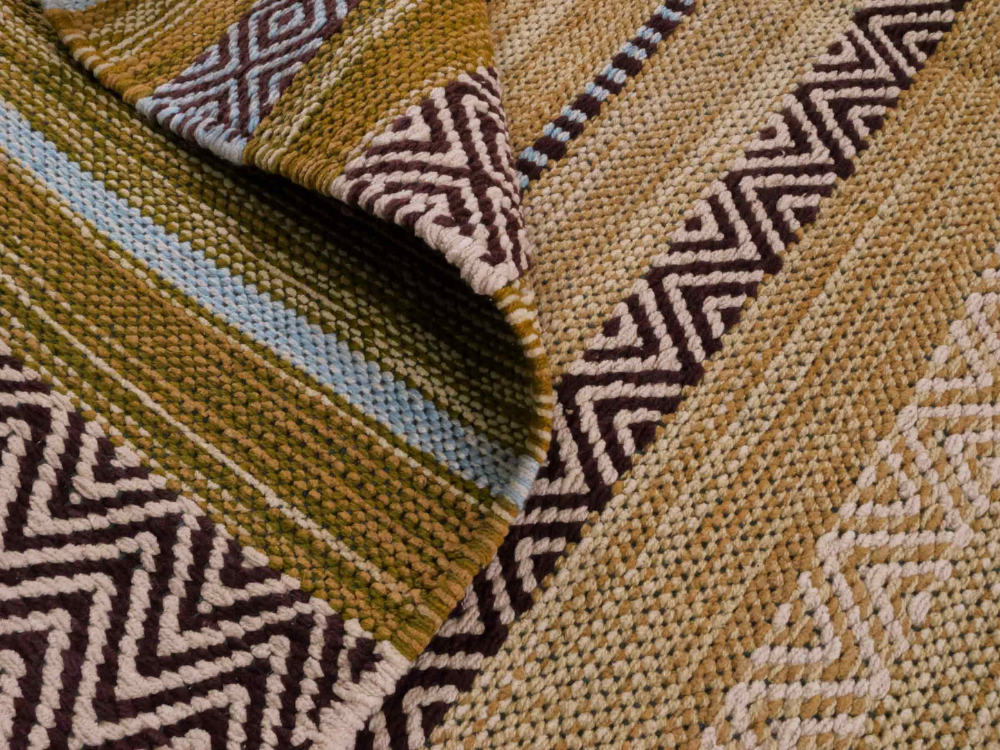 Handgewebter, moderner Indo Kelim Orientteppich von Khademi aus Baumwolle, grün, mehrfarbig. Geometrisches Design. Von Hand gewebt in Indien. Größe: 190x130cm. Teppichnummer: KB4-1671. Verkauf durch Jupiter Intl.