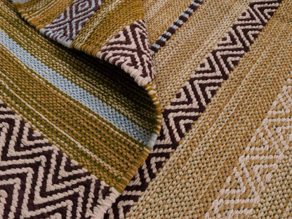 Handgewebter, moderner Indo Kelim Orientteppich von Khademi aus Baumwolle, grün, mehrfarbig. Geometrisches Design. Von Hand gewebt in Indien. Größe: 190x130cm. Teppichnummer: KB4-1671. Verkauf durch Jupiter Intl.