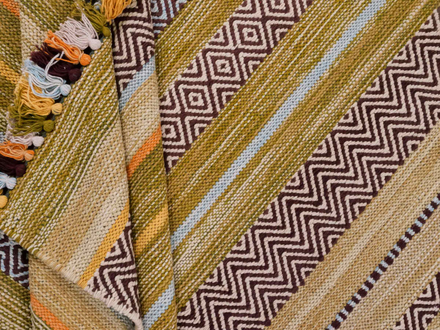 Handgewebter, moderner Indo Kelim Orientteppich von Khademi aus Baumwolle, grün, mehrfarbig. Geometrisches Design. Von Hand gewebt in Indien. Größe: 190x130cm. Teppichnummer: KB4-1671. Verkauf durch Jupiter Intl.