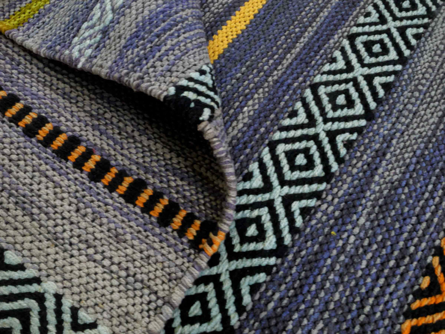 Handgewebter, moderner Indo Kelim Orientteppich von Khademi aus Baumwolle, navy, mehrfarbig. Geometrisches Design. Von Hand gewebt in Indien. Größe: 190x130cm. Teppichnummer: KB4-1672. Verkauf durch Jupiter Intl.