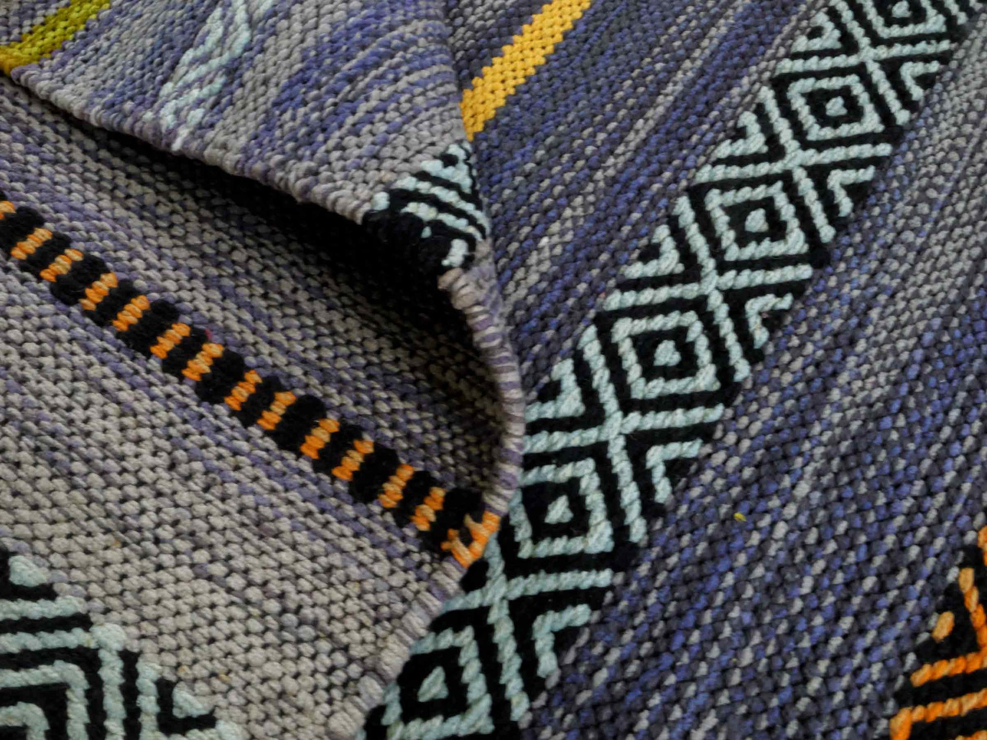 Handgewebter, moderner Indo Kelim Orientteppich von Khademi aus Baumwolle, navy, mehrfarbig. Geometrisches Design. Von Hand gewebt in Indien. Größe: 190x130cm. Teppichnummer: KB4-1672. Verkauf durch Jupiter Intl.