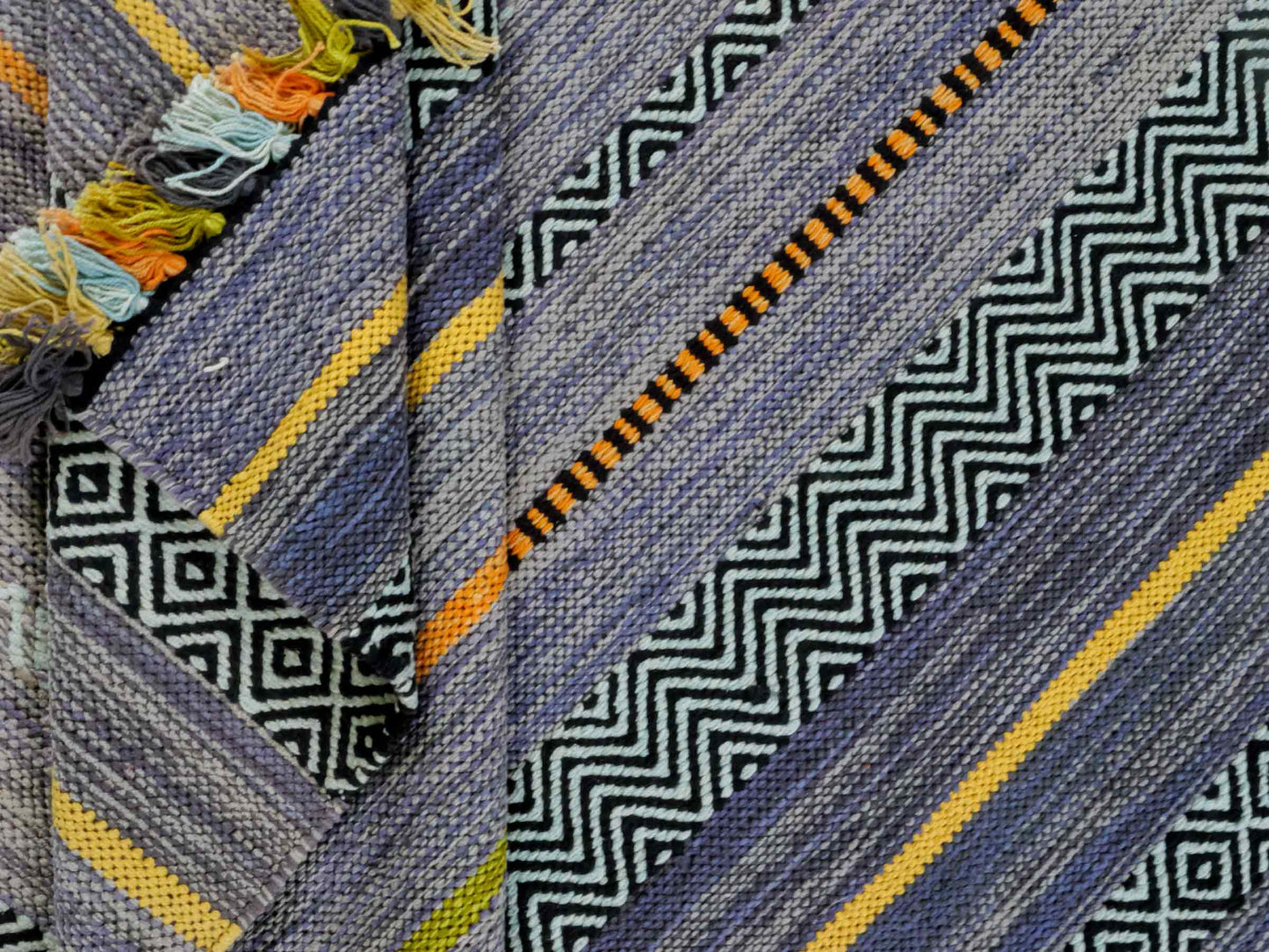 Handgewebter, moderner Indo Kelim Orientteppich von Khademi aus Baumwolle, navy, mehrfarbig. Geometrisches Design. Von Hand gewebt in Indien. Größe: 190x130cm. Teppichnummer: KB4-1672. Verkauf durch Jupiter Intl.