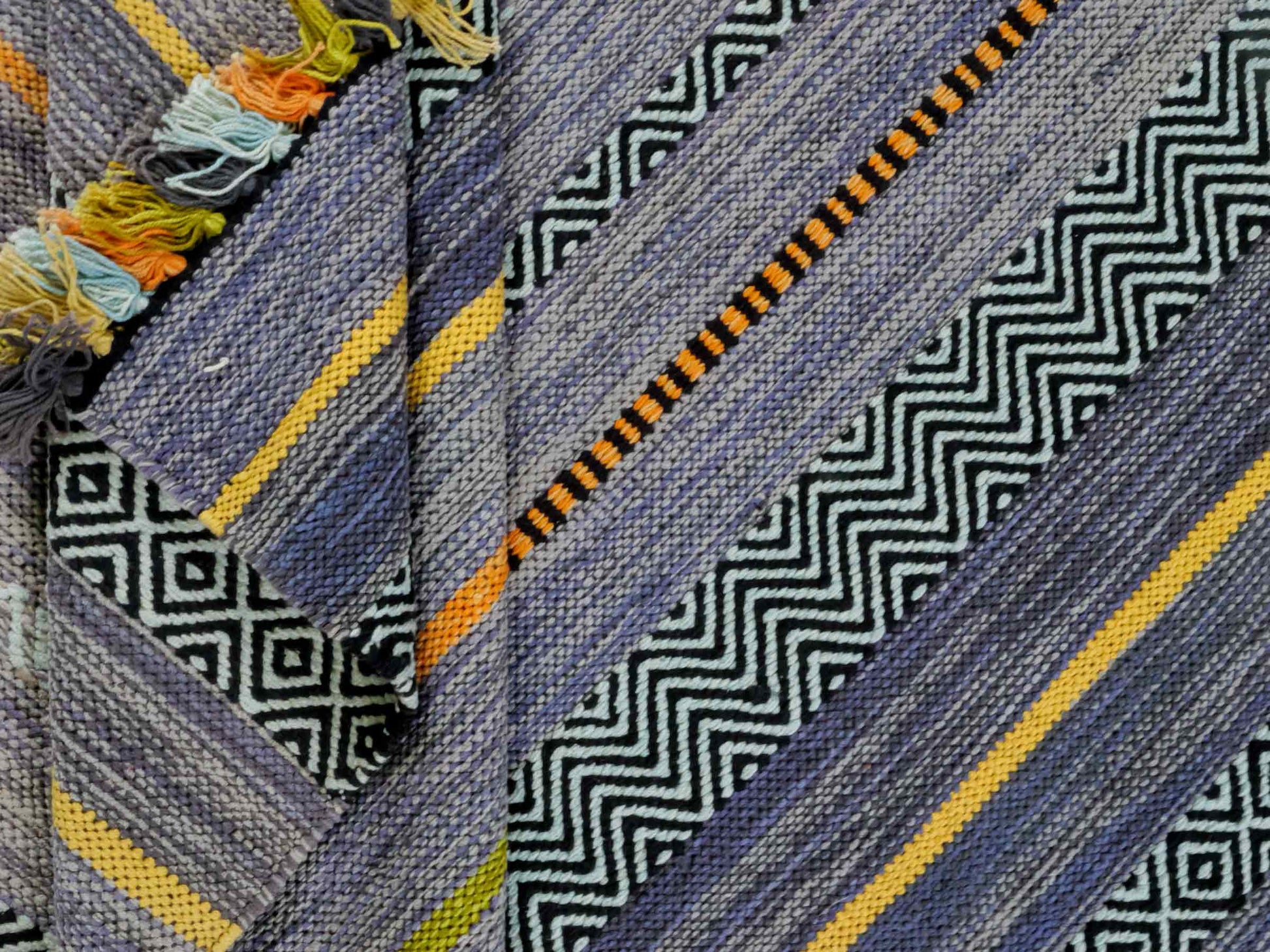 Handgewebter, moderner Indo Kelim Orientteppich von Khademi aus Baumwolle, navy, mehrfarbig. Geometrisches Design. Von Hand gewebt in Indien. Größe: 190x130cm. Teppichnummer: KB4-1672. Verkauf durch Jupiter Intl.