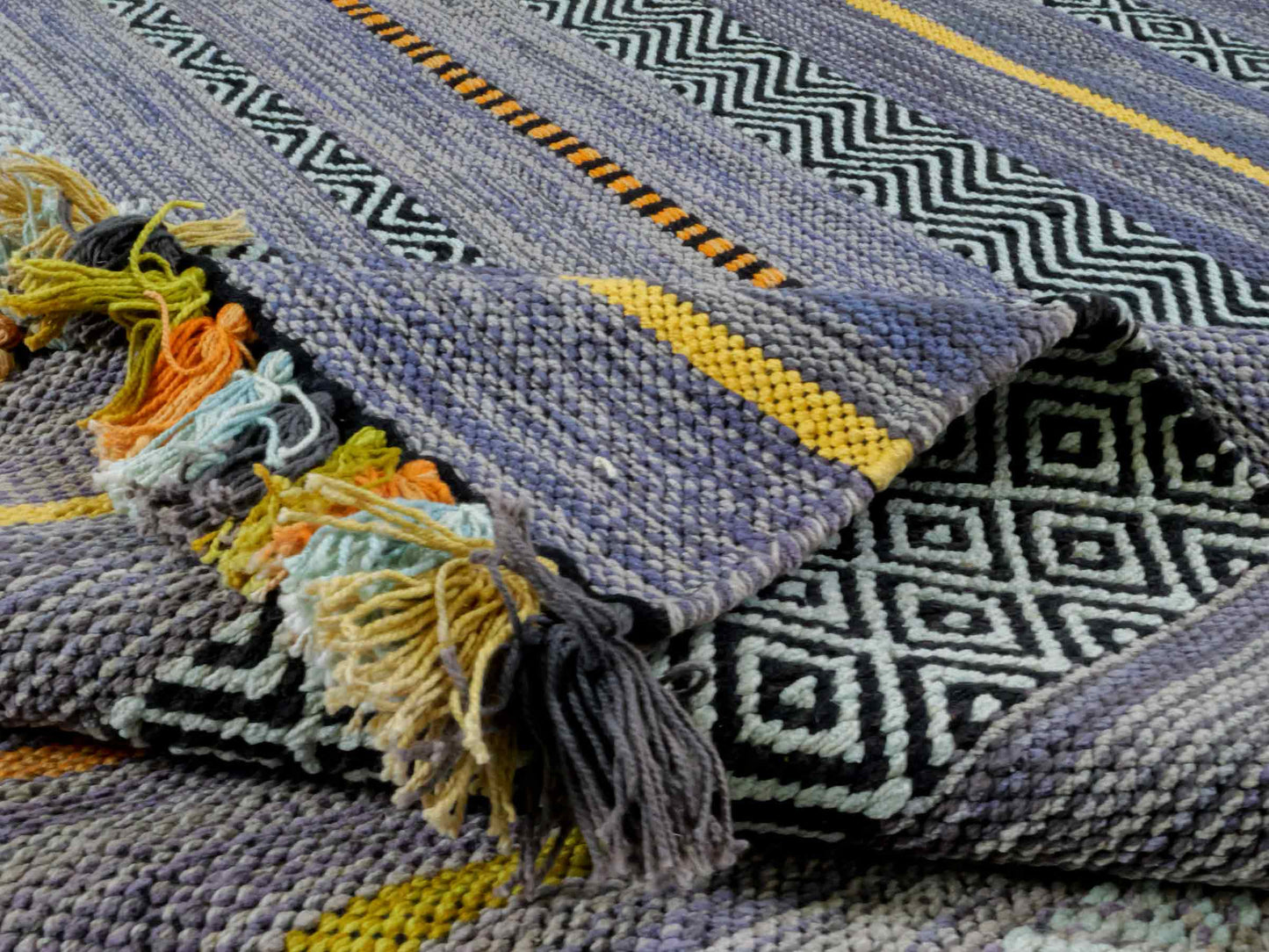 Handgewebter, moderner Indo Kelim Orientteppich von Khademi aus Baumwolle, navy, mehrfarbig. Geometrisches Design. Von Hand gewebt in Indien. Größe: 190x130cm. Teppichnummer: KB4-1672. Verkauf durch Jupiter Intl.