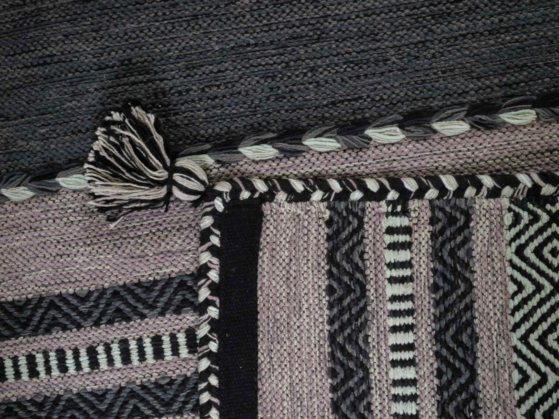 Handgewebter, moderner Indo Kelim Orientteppich von Khademi aus Baumwolle, navy. Geometrisches Design. Von Hand gewebt in Indien. Größe: 190x130cm. Teppichnummer: KB4-1668. Verkauf durch Jupiter Intl.