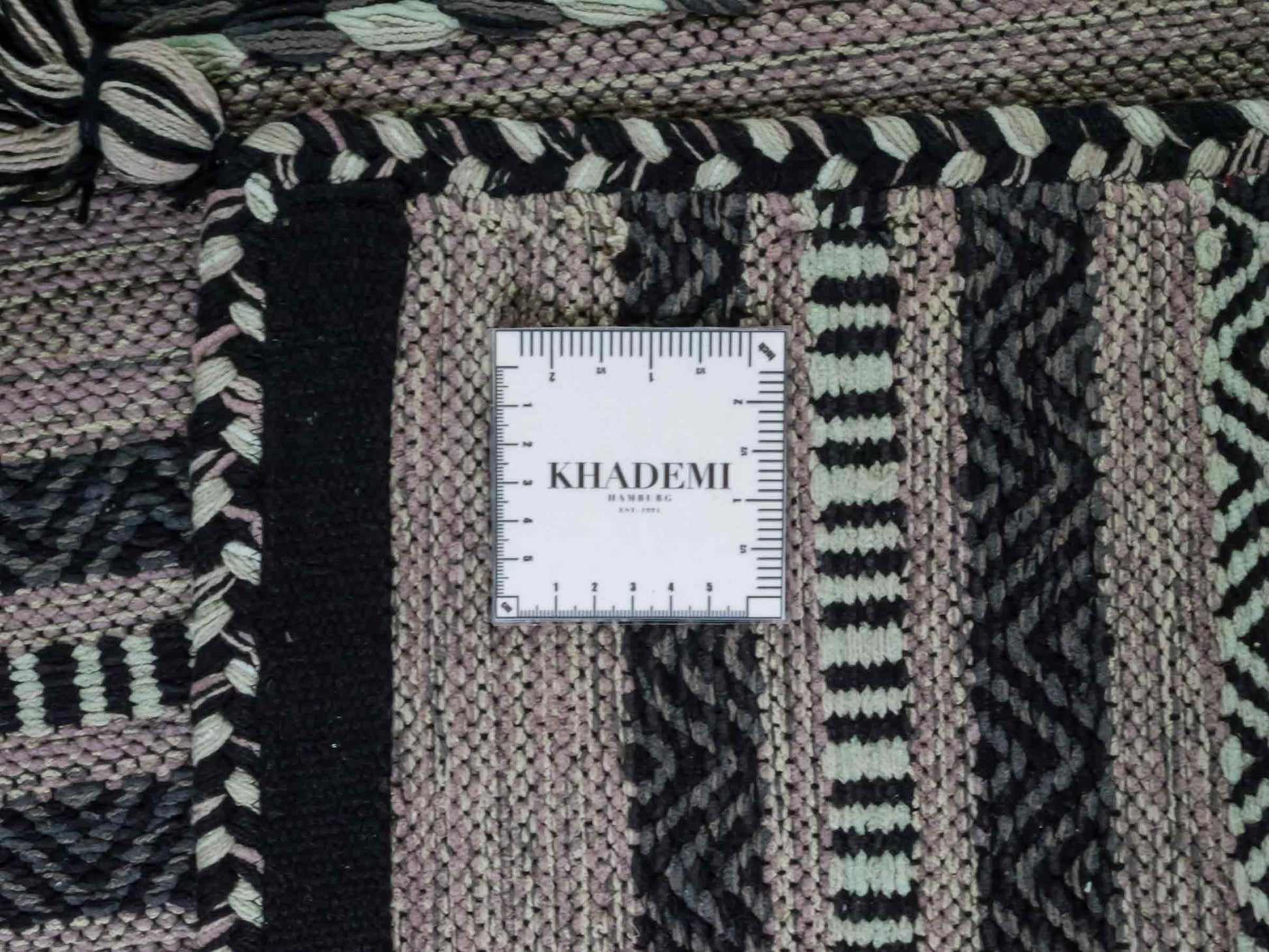 Handgewebter, moderner Indo Kelim Orientteppich von Khademi aus Baumwolle, navy. Geometrisches Design. Von Hand gewebt in Indien. Größe: 190x130cm. Teppichnummer: KB4-1668. Verkauf durch Jupiter Intl.