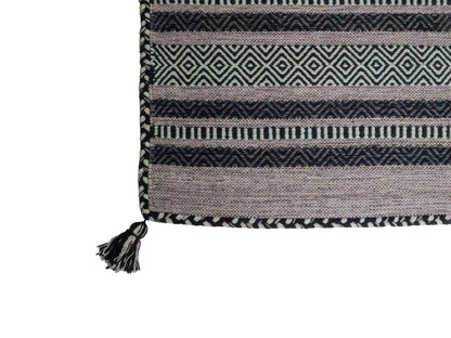 Handgewebter, moderner Indo Kelim Orientteppich von Khademi aus Baumwolle, navy. Geometrisches Design. Von Hand gewebt in Indien. Größe: 190x130cm. Teppichnummer: KB4-1668. Verkauf durch Jupiter Intl.