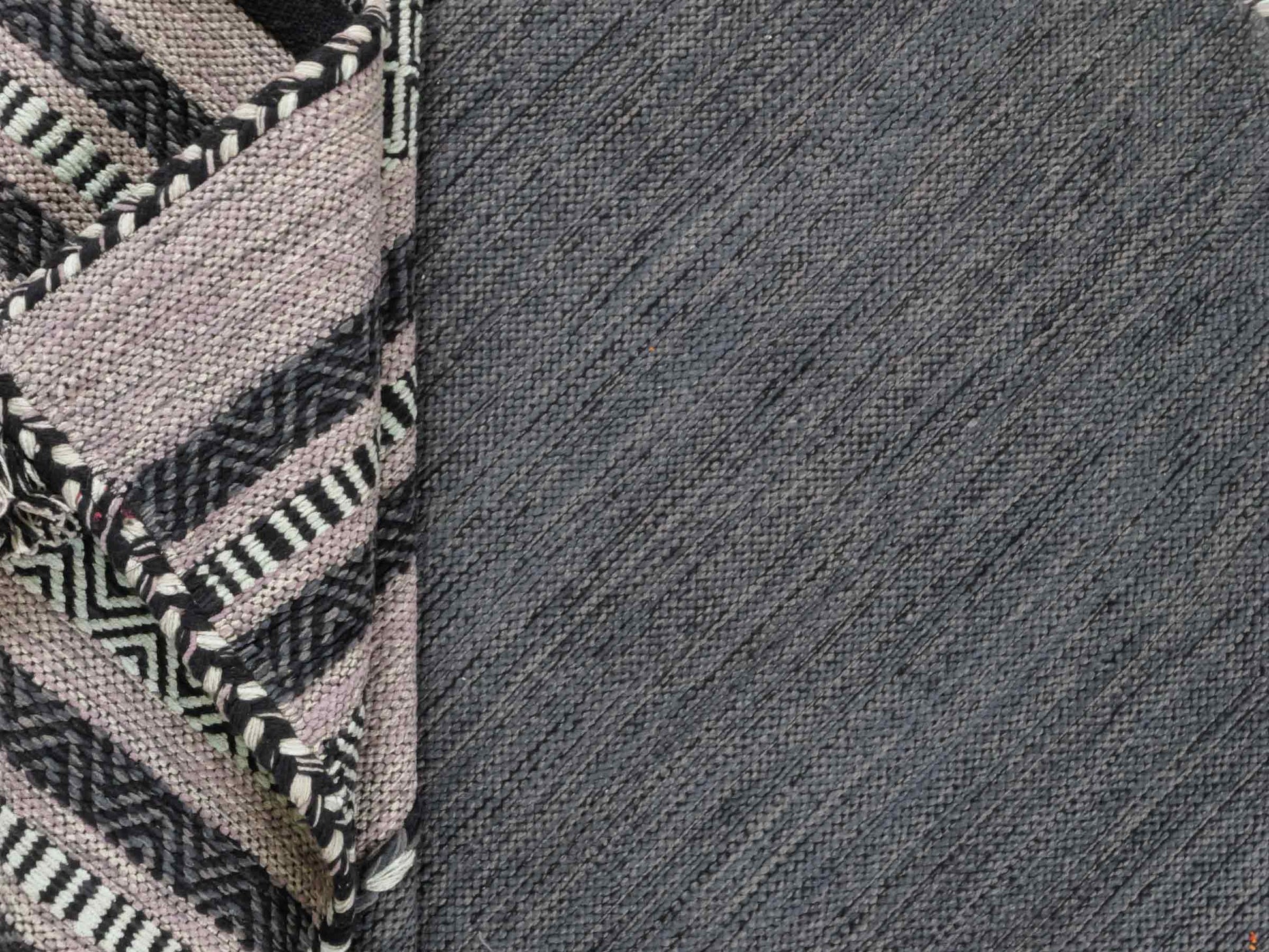 Handgewebter, moderner Indo Kelim Orientteppich von Khademi aus Baumwolle, navy. Geometrisches Design. Von Hand gewebt in Indien. Größe: 190x130cm. Teppichnummer: KB4-1668. Verkauf durch Jupiter Intl.