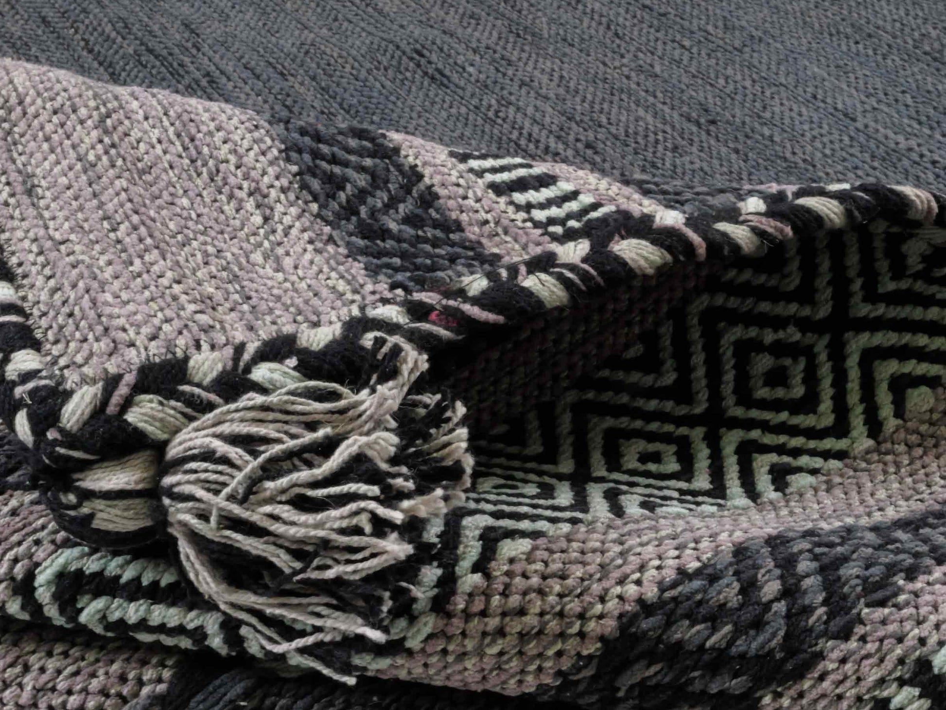 Handgewebter, moderner Indo Kelim Orientteppich von Khademi aus Baumwolle, navy. Geometrisches Design. Von Hand gewebt in Indien. Größe: 190x130cm. Teppichnummer: KB4-1668. Verkauf durch Jupiter Intl.