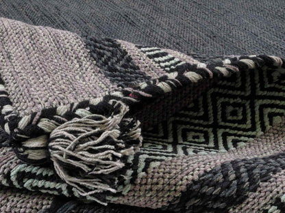 Handgewebter, moderner Indo Kelim Orientteppich von Khademi aus Baumwolle, navy. Geometrisches Design. Von Hand gewebt in Indien. Größe: 190x130cm. Teppichnummer: KB4-1668. Verkauf durch Jupiter Intl.