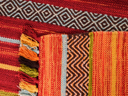 Handgewebter, moderner Indo Kelim Orientteppich von Khademi aus Baumwolle, rot, mehrfarbig. Geometrisches Design. Von Hand gewebt in Indien. Größe: 190x130cm. Teppichnummer: KB4-1673. Verkauf durch Jupiter Intl.