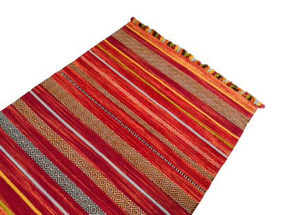 Handgewebter, moderner Indo Kelim Orientteppich von Khademi aus Baumwolle, rot, mehrfarbig. Geometrisches Design. Von Hand gewebt in Indien. Größe: 190x130cm. Teppichnummer: KB4-1673. Verkauf durch Jupiter Intl.