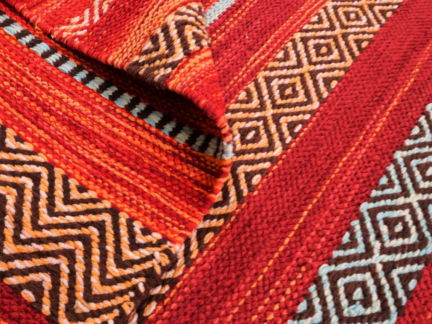 Handgewebter, moderner Indo Kelim Orientteppich von Khademi aus Baumwolle, rot, mehrfarbig. Geometrisches Design. Von Hand gewebt in Indien. Größe: 190x130cm. Teppichnummer: KB4-1673. Verkauf durch Jupiter Intl.