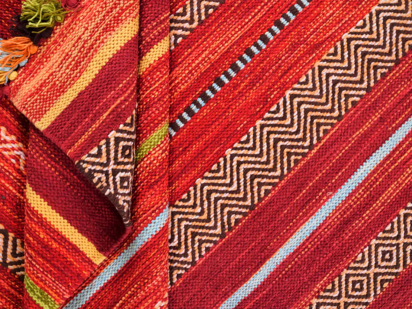 Handgewebter, moderner Indo Kelim Orientteppich von Khademi aus Baumwolle, rot, mehrfarbig. Geometrisches Design. Von Hand gewebt in Indien. Größe: 190x130cm. Teppichnummer: KB4-1673. Verkauf durch Jupiter Intl.