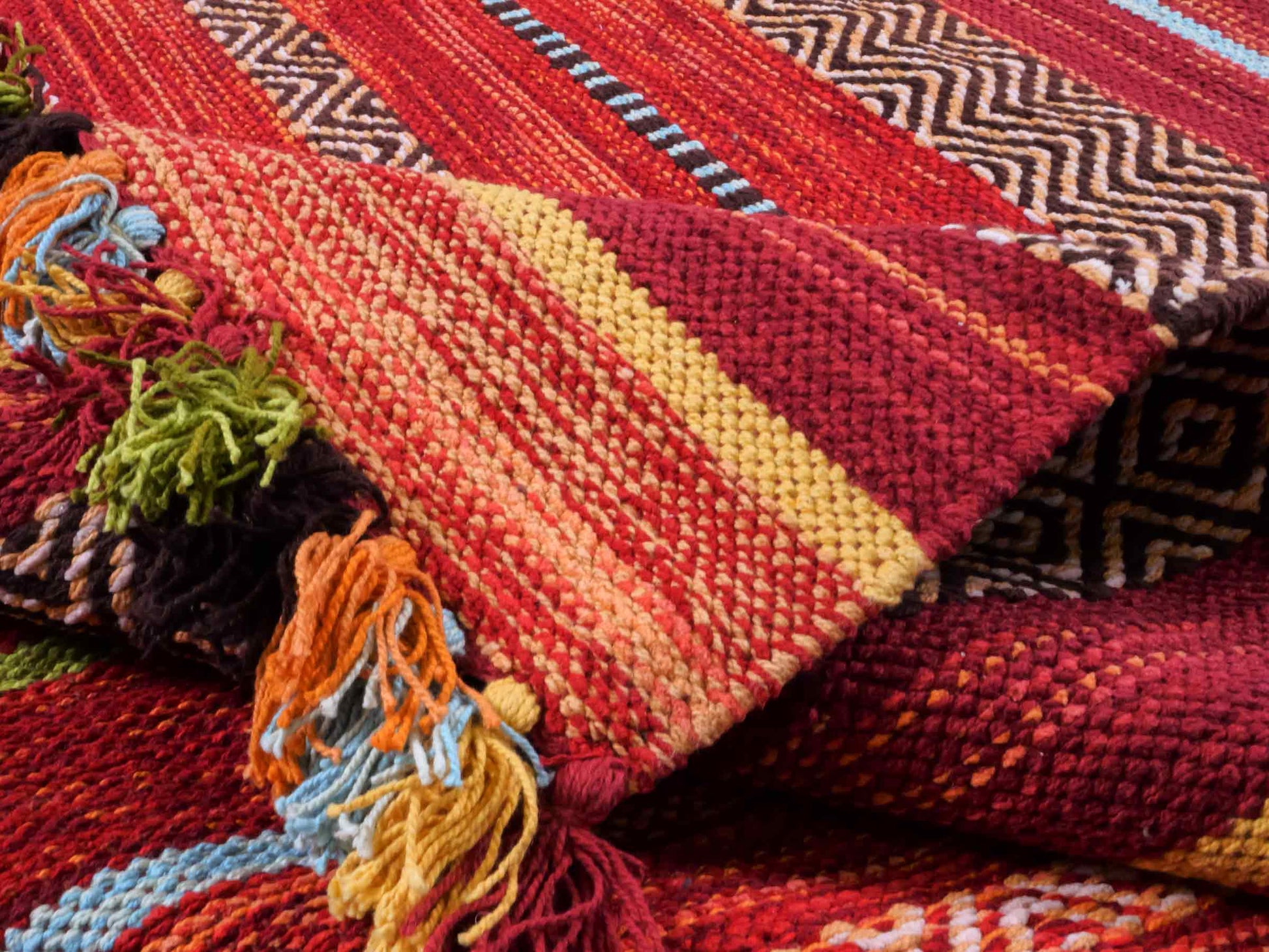 Handgewebter, moderner Indo Kelim Orientteppich von Khademi aus Baumwolle, rot, mehrfarbig. Geometrisches Design. Von Hand gewebt in Indien. Größe: 190x130cm. Teppichnummer: KB4-1673. Verkauf durch Jupiter Intl.