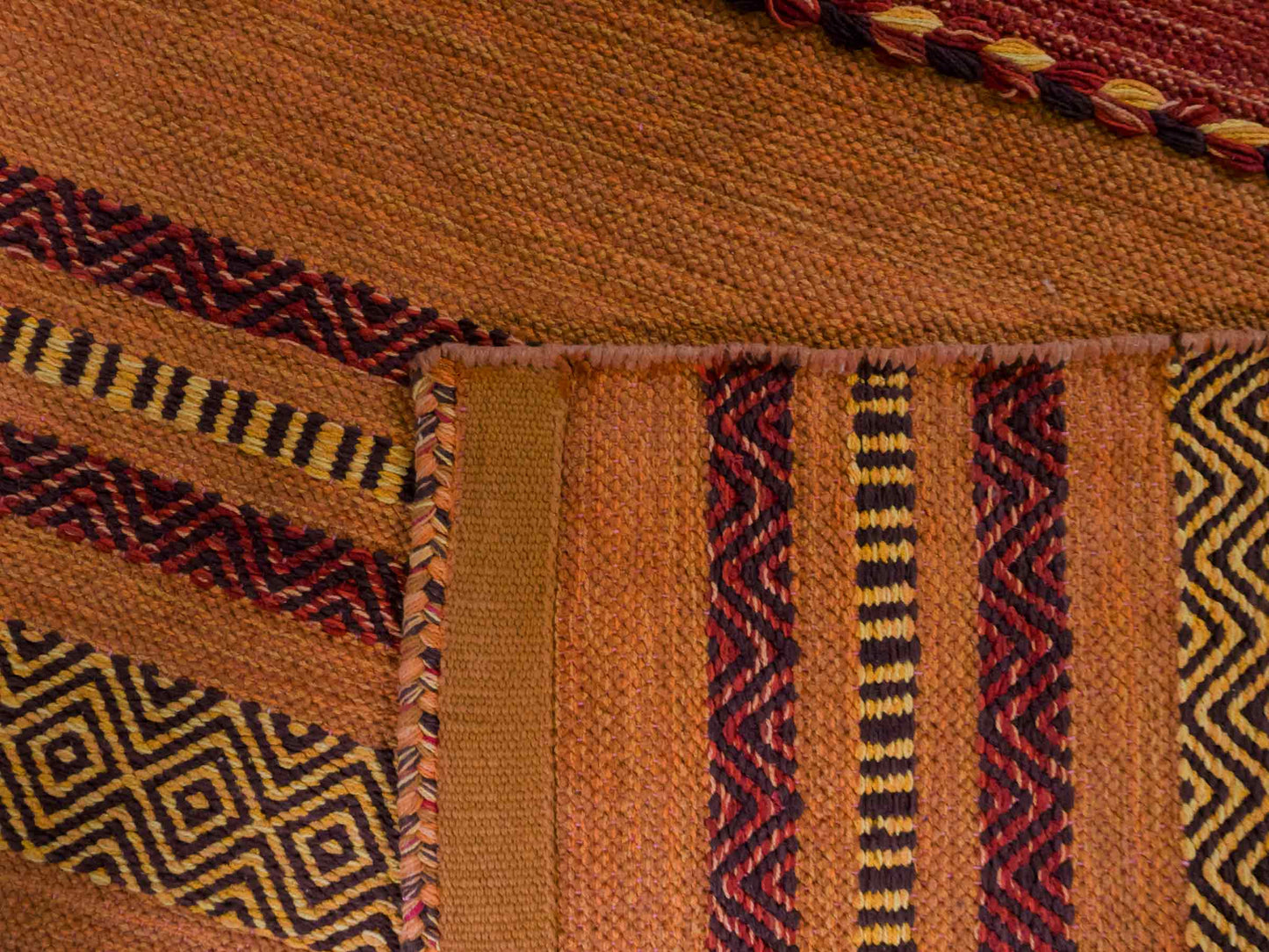 Handgewebter, moderner Indo Kelim Orientteppich von Khademi aus Baumwolle, orange. Geometrisches Design. Von Hand gewebt in Indien. Größe: 230x140cm. Teppichnummer: KB4-1677. Verkauf durch Jupiter Intl.