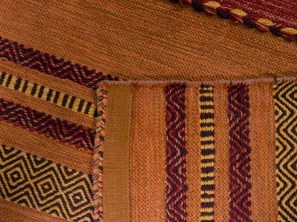 Handgewebter, moderner Indo Kelim Orientteppich von Khademi aus Baumwolle, orange. Geometrisches Design. Von Hand gewebt in Indien. Größe: 230x140cm. Teppichnummer: KB4-1677. Verkauf durch Jupiter Intl.