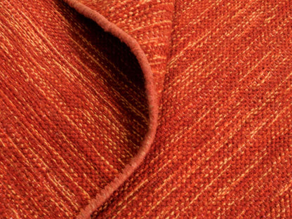 Handgewebter, moderner Indo Kelim Orientteppich von Khademi aus Baumwolle, orange. Geometrisches Design. Von Hand gewebt in Indien. Größe: 230x140cm. Teppichnummer: KB4-1677. Verkauf durch Jupiter Intl.