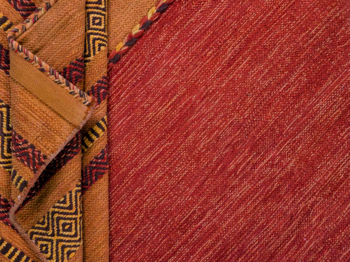 Handgewebter, moderner Indo Kelim Orientteppich von Khademi aus Baumwolle, orange. Geometrisches Design. Von Hand gewebt in Indien. Größe: 230x140cm. Teppichnummer: KB4-1677. Verkauf durch Jupiter Intl.