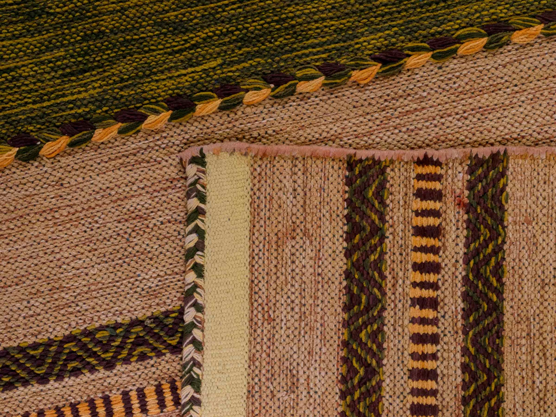 Handgewebter, moderner Indo Kelim Orientteppich von Khademi aus Baumwolle, grün-gelb. Geometrisches Design. Von Hand gewebt in Indien. Größe: 230x150cm. Teppichnummer: KB4-1678. Verkauf durch Jupiter Intl.