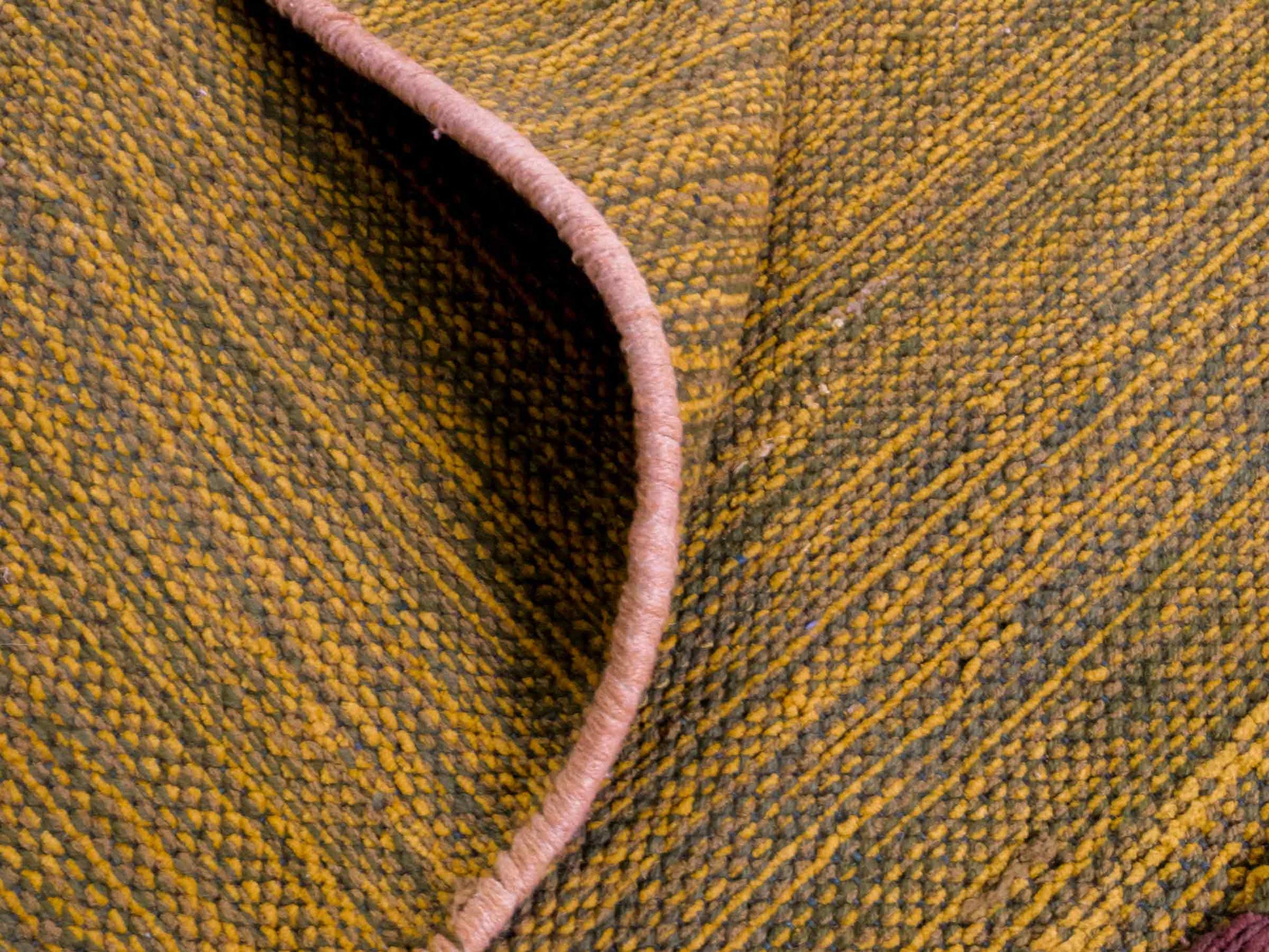 Handgewebter, moderner Indo Kelim Orientteppich von Khademi aus Baumwolle, grün-gelb. Geometrisches Design. Von Hand gewebt in Indien. Größe: 230x150cm. Teppichnummer: KB4-1678. Verkauf durch Jupiter Intl.