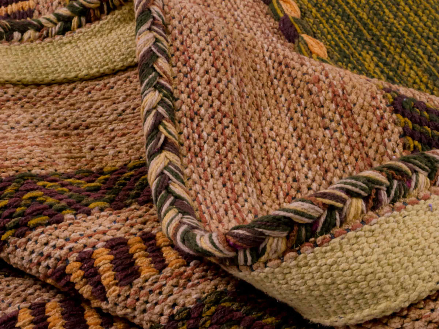 Handgewebter, moderner Indo Kelim Orientteppich von Khademi aus Baumwolle, grün-gelb. Geometrisches Design. Von Hand gewebt in Indien. Größe: 230x150cm. Teppichnummer: KB4-1678. Verkauf durch Jupiter Intl.