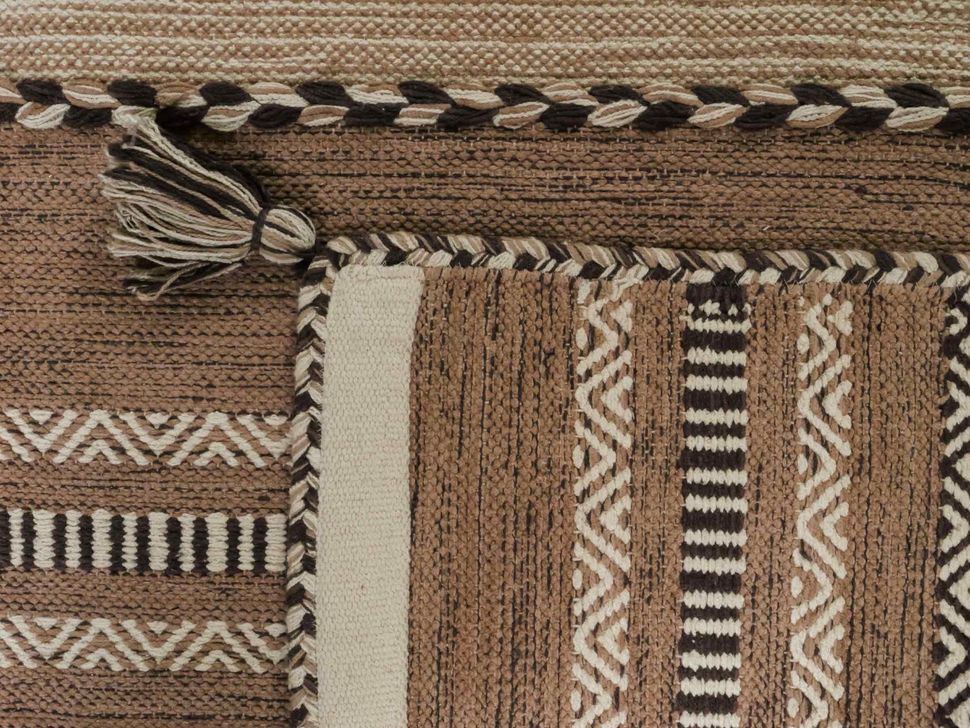 Handgewebter, moderner Indo Kelim Orientteppich von Khademi aus Baumwolle, beige. Geometrisches Design. Von Hand gewebt in Indien. Größe: 230x170cm. Teppichnummer: KB4-1689. Verkauf durch Jupiter Intl.