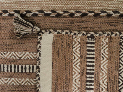 Handgewebter, moderner Indo Kelim Orientteppich von Khademi aus Baumwolle, beige. Geometrisches Design. Von Hand gewebt in Indien. Größe: 230x170cm. Teppichnummer: KB4-1689. Verkauf durch Jupiter Intl.