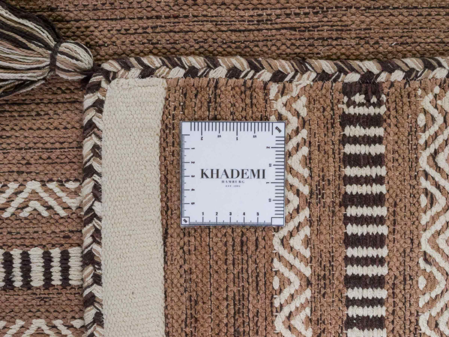 Handgewebter, moderner Indo Kelim Orientteppich von Khademi aus Baumwolle, beige. Geometrisches Design. Von Hand gewebt in Indien. Größe: 230x170cm. Teppichnummer: KB4-1689. Verkauf durch Jupiter Intl.