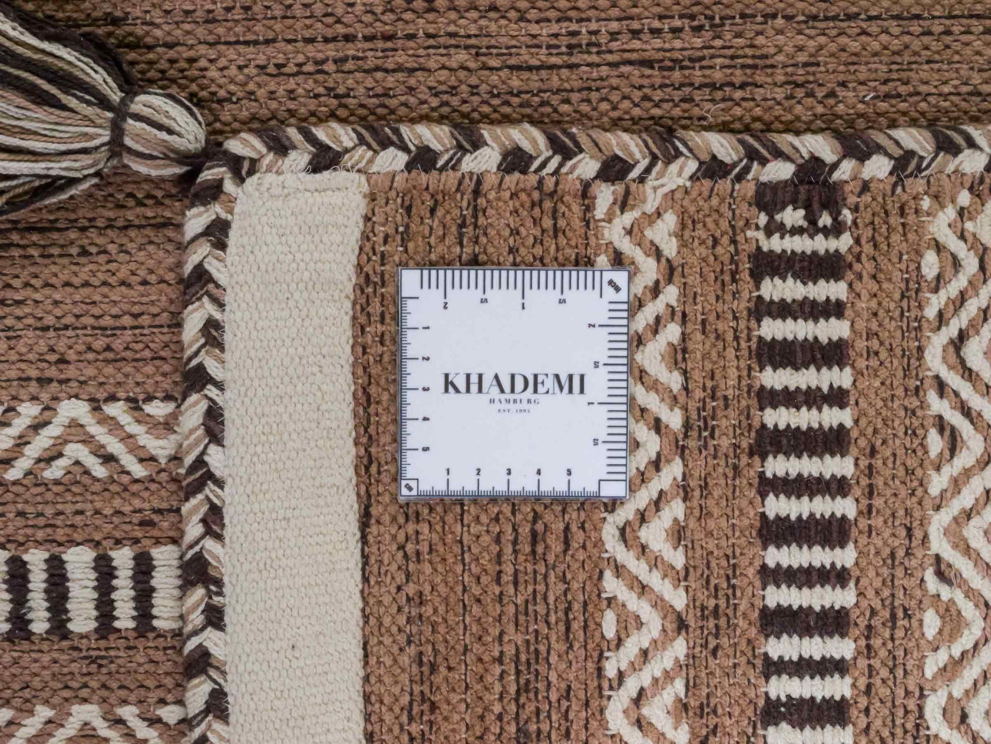 Handgewebter, moderner Indo Kelim Orientteppich von Khademi aus Baumwolle, beige. Geometrisches Design. Von Hand gewebt in Indien. Größe: 230x170cm. Teppichnummer: KB4-1689. Verkauf durch Jupiter Intl.