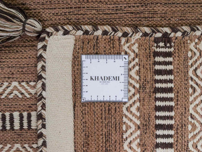 Handgewebter, moderner Indo Kelim Orientteppich von Khademi aus Baumwolle, beige. Geometrisches Design. Von Hand gewebt in Indien. Größe: 230x170cm. Teppichnummer: KB4-1689. Verkauf durch Jupiter Intl.