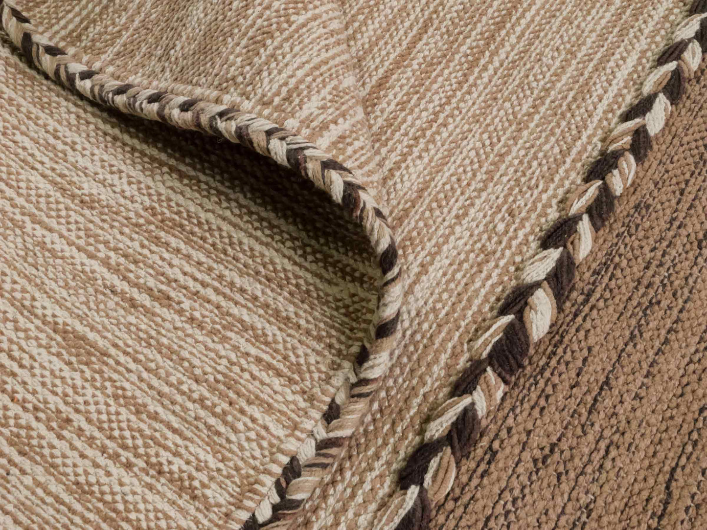 Handgewebter, moderner Indo Kelim Orientteppich von Khademi aus Baumwolle, beige. Geometrisches Design. Von Hand gewebt in Indien. Größe: 230x170cm. Teppichnummer: KB4-1689. Verkauf durch Jupiter Intl.