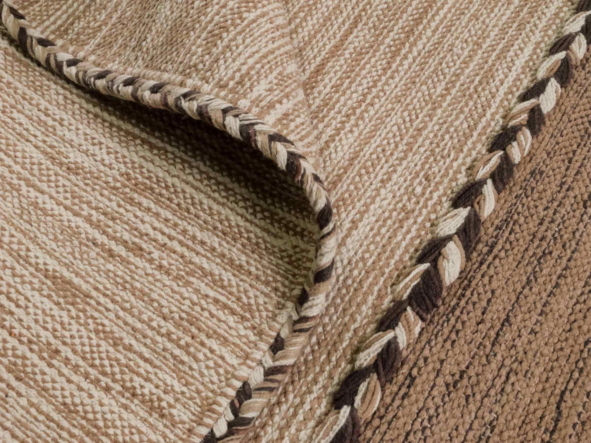 Handgewebter, moderner Indo Kelim Orientteppich von Khademi aus Baumwolle, beige. Geometrisches Design. Von Hand gewebt in Indien. Größe: 230x170cm. Teppichnummer: KB4-1689. Verkauf durch Jupiter Intl.