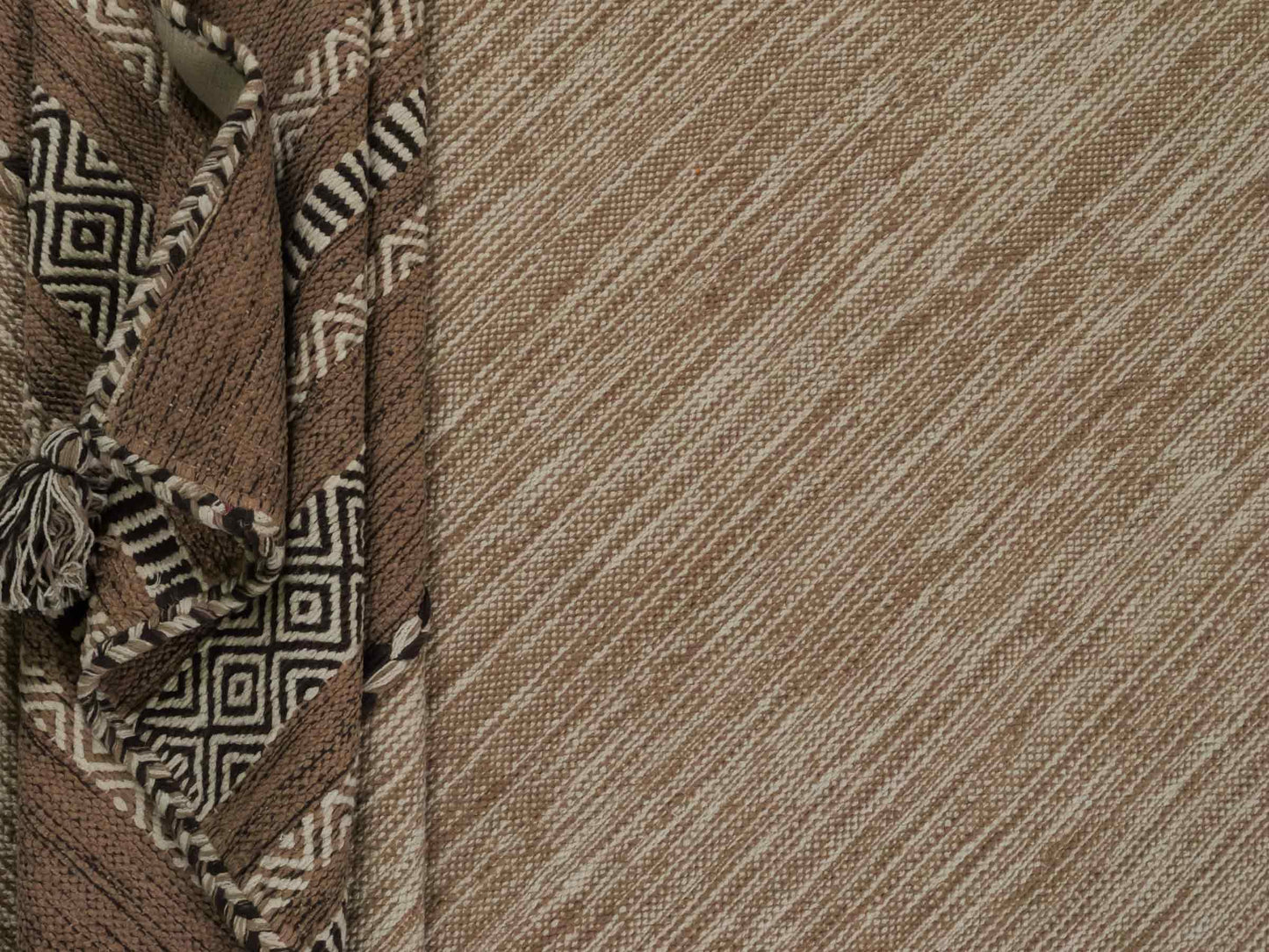 Handgewebter, moderner Indo Kelim Orientteppich von Khademi aus Baumwolle, beige. Geometrisches Design. Von Hand gewebt in Indien. Größe: 230x170cm. Teppichnummer: KB4-1689. Verkauf durch Jupiter Intl.