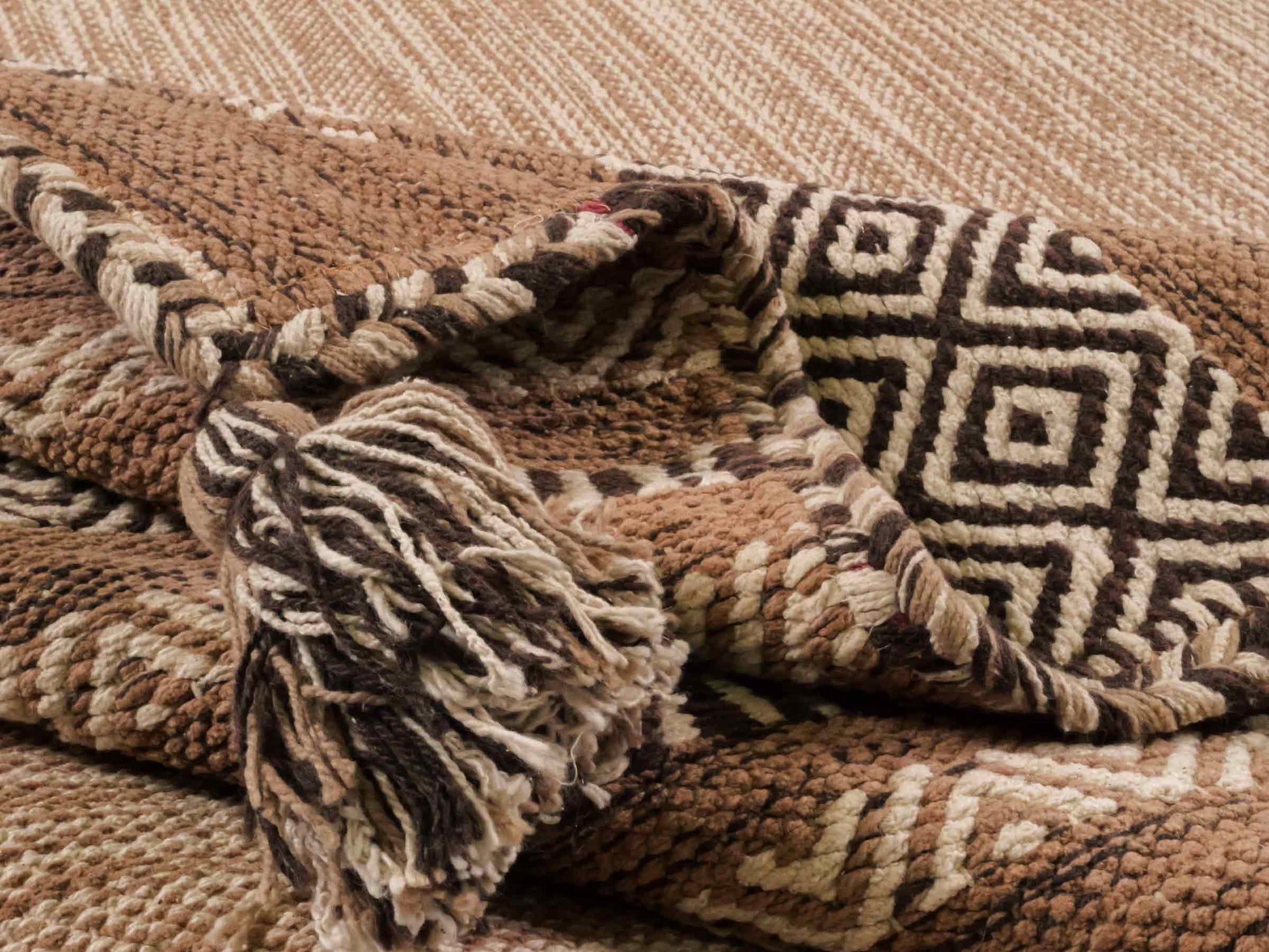 Handgewebter, moderner Indo Kelim Orientteppich von Khademi aus Baumwolle, beige. Geometrisches Design. Von Hand gewebt in Indien. Größe: 230x170cm. Teppichnummer: KB4-1689. Verkauf durch Jupiter Intl.