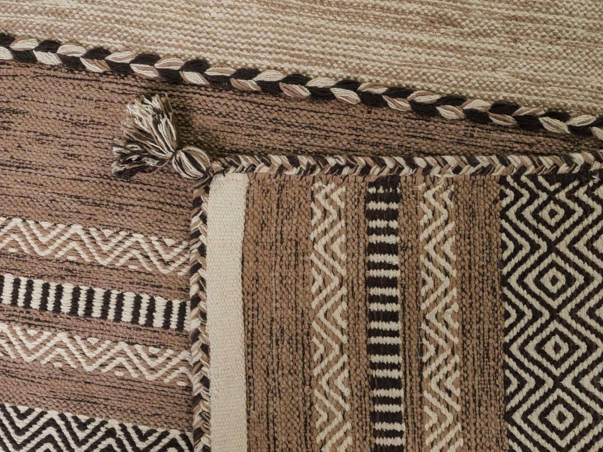 Handgewebter, moderner Indo Kelim Orientteppich von Khademi aus Baumwolle, beige. Geometrisches Design. Von Hand gewebt in Indien. Größe: 230x170cm. Teppichnummer: KB4-1690. Verkauf durch Jupiter Intl.