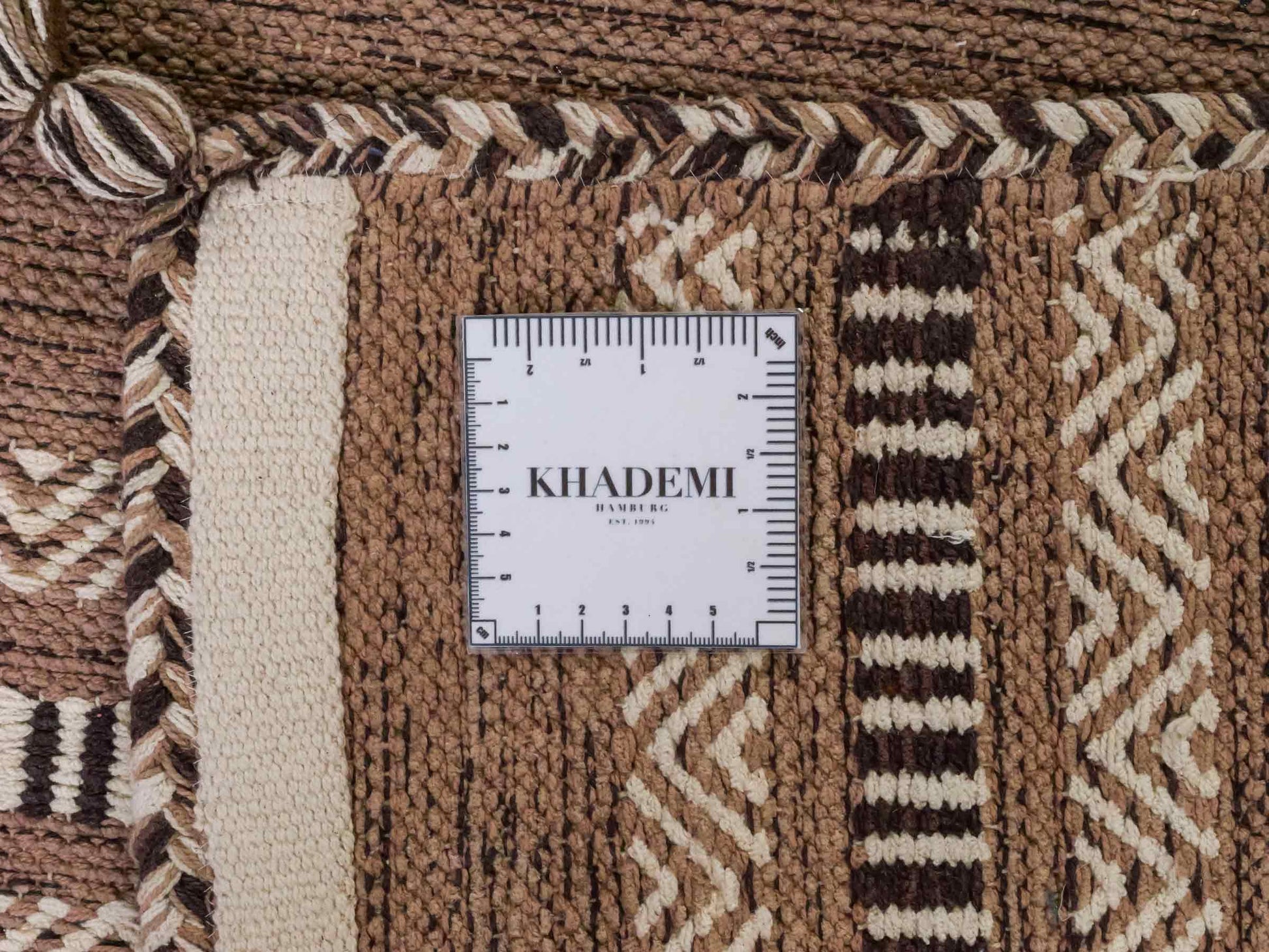 Handgewebter, moderner Indo Kelim Orientteppich von Khademi aus Baumwolle, beige. Geometrisches Design. Von Hand gewebt in Indien. Größe: 230x170cm. Teppichnummer: KB4-1690. Verkauf durch Jupiter Intl.