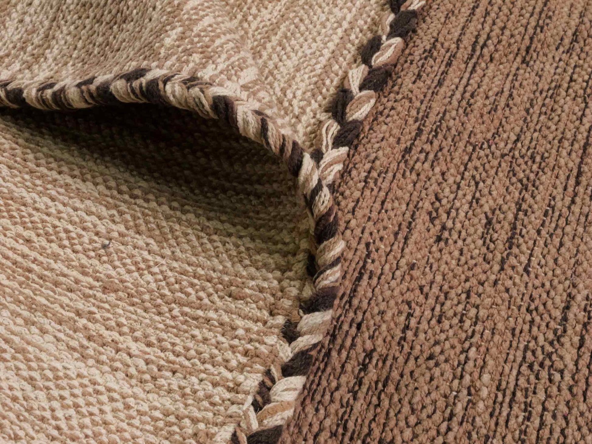 Handgewebter, moderner Indo Kelim Orientteppich von Khademi aus Baumwolle, beige. Geometrisches Design. Von Hand gewebt in Indien. Größe: 230x170cm. Teppichnummer: KB4-1690. Verkauf durch Jupiter Intl.