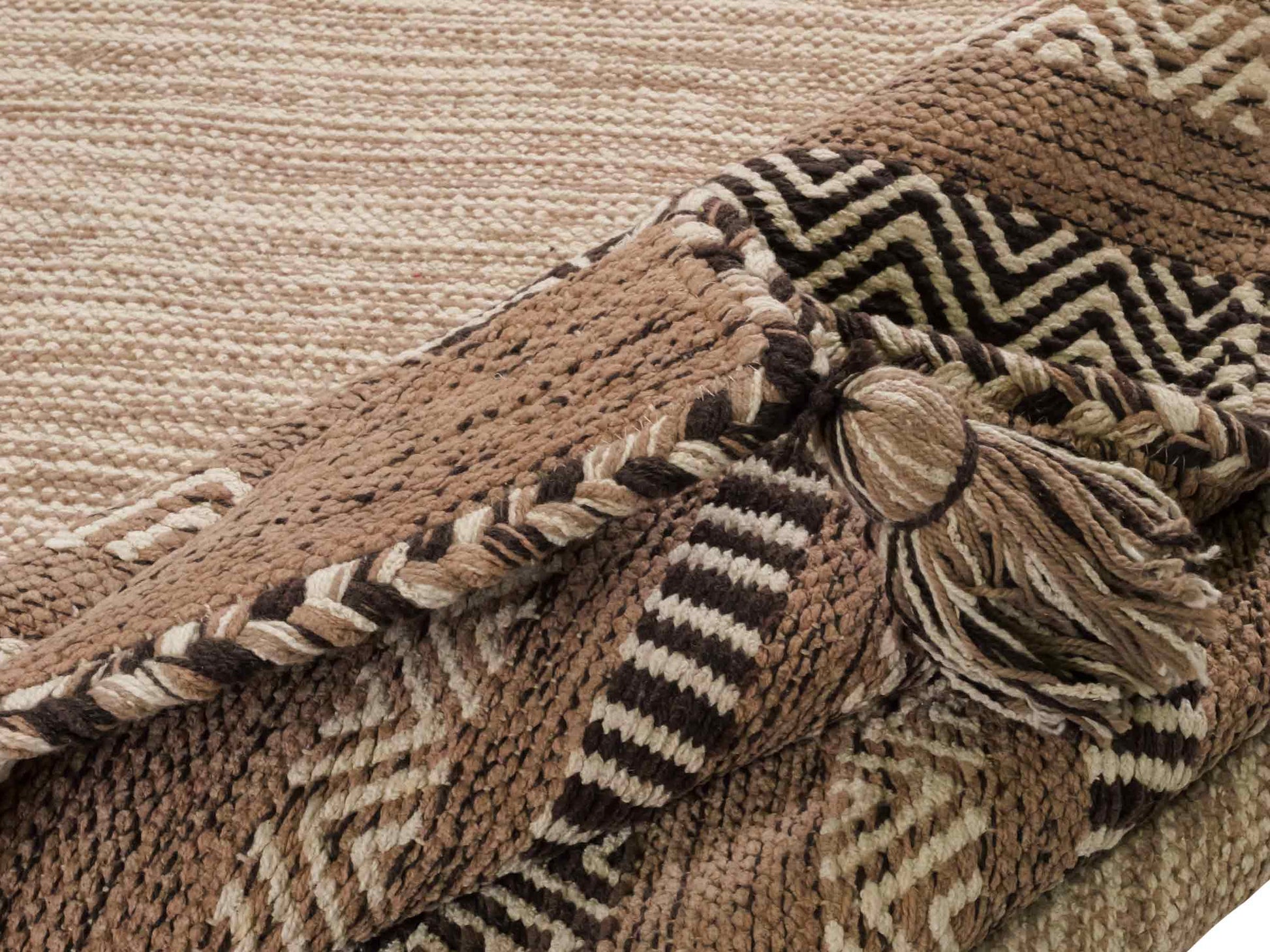 Handgewebter, moderner Indo Kelim Orientteppich von Khademi aus Baumwolle, beige. Geometrisches Design. Von Hand gewebt in Indien. Größe: 230x170cm. Teppichnummer: KB4-1690. Verkauf durch Jupiter Intl.