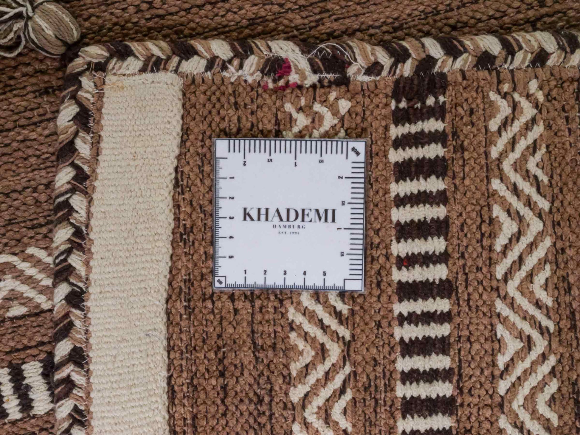 Handgewebter, moderner Indo Kelim Orientteppich von Khademi aus Baumwolle, beige. Geometrisches Design. Von Hand gewebt in Indien. Größe: 230x170cm. Teppichnummer: KB4-1691. Verkauf durch Jupiter Intl.