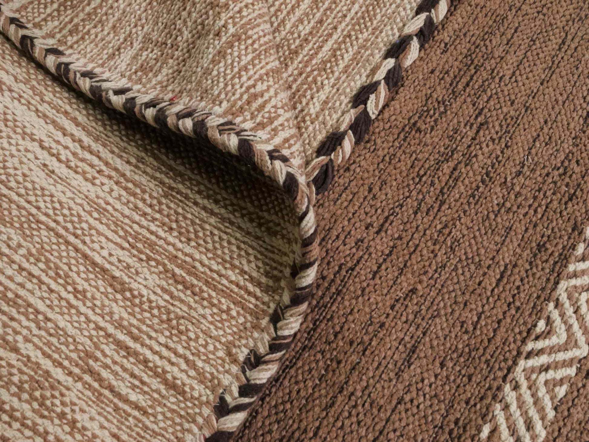 Handgewebter, moderner Indo Kelim Orientteppich von Khademi aus Baumwolle, beige. Geometrisches Design. Von Hand gewebt in Indien. Größe: 230x170cm. Teppichnummer: KB4-1691. Verkauf durch Jupiter Intl.