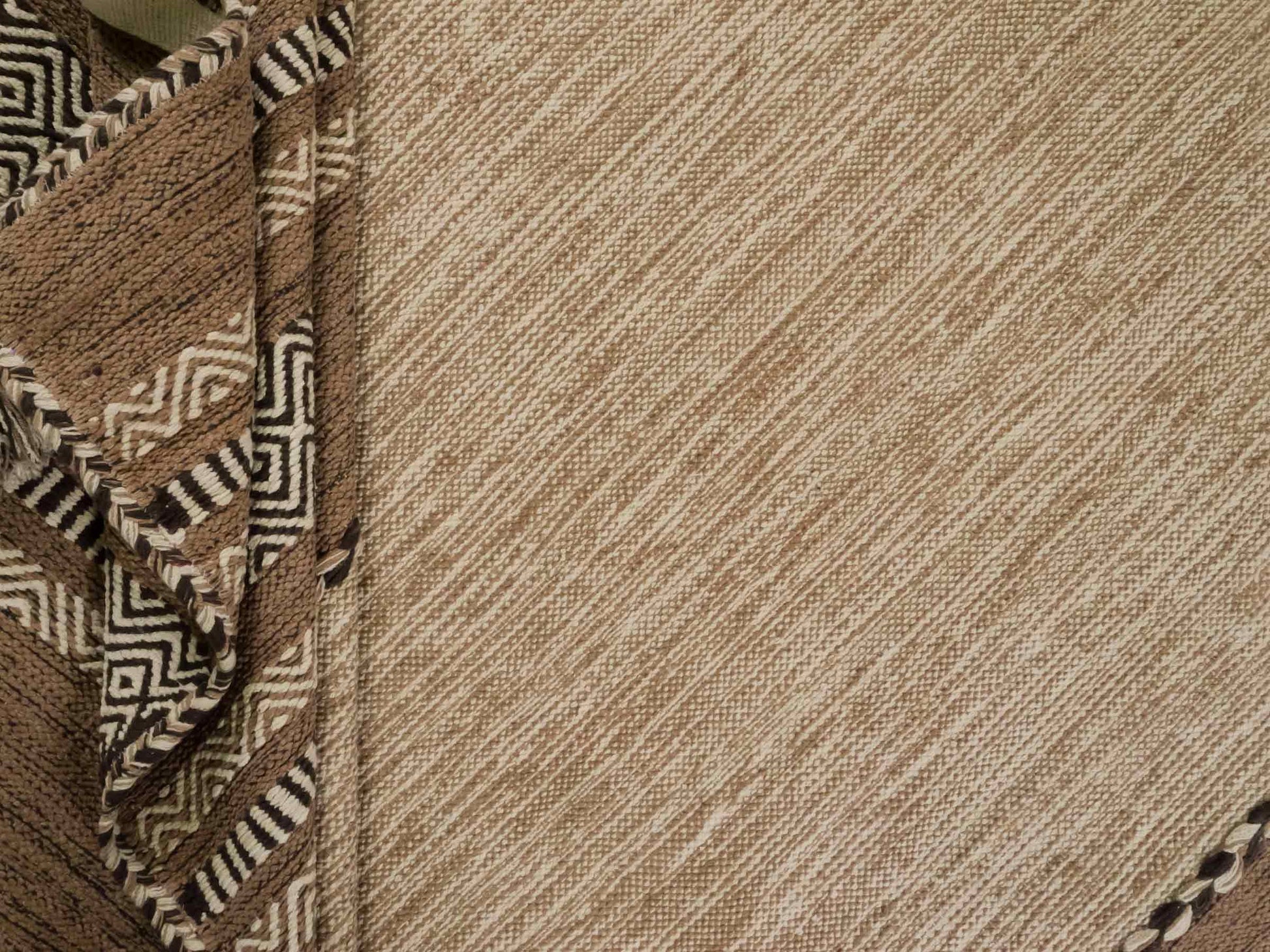 Handgewebter, moderner Indo Kelim Orientteppich von Khademi aus Baumwolle, beige. Geometrisches Design. Von Hand gewebt in Indien. Größe: 230x170cm. Teppichnummer: KB4-1691. Verkauf durch Jupiter Intl.