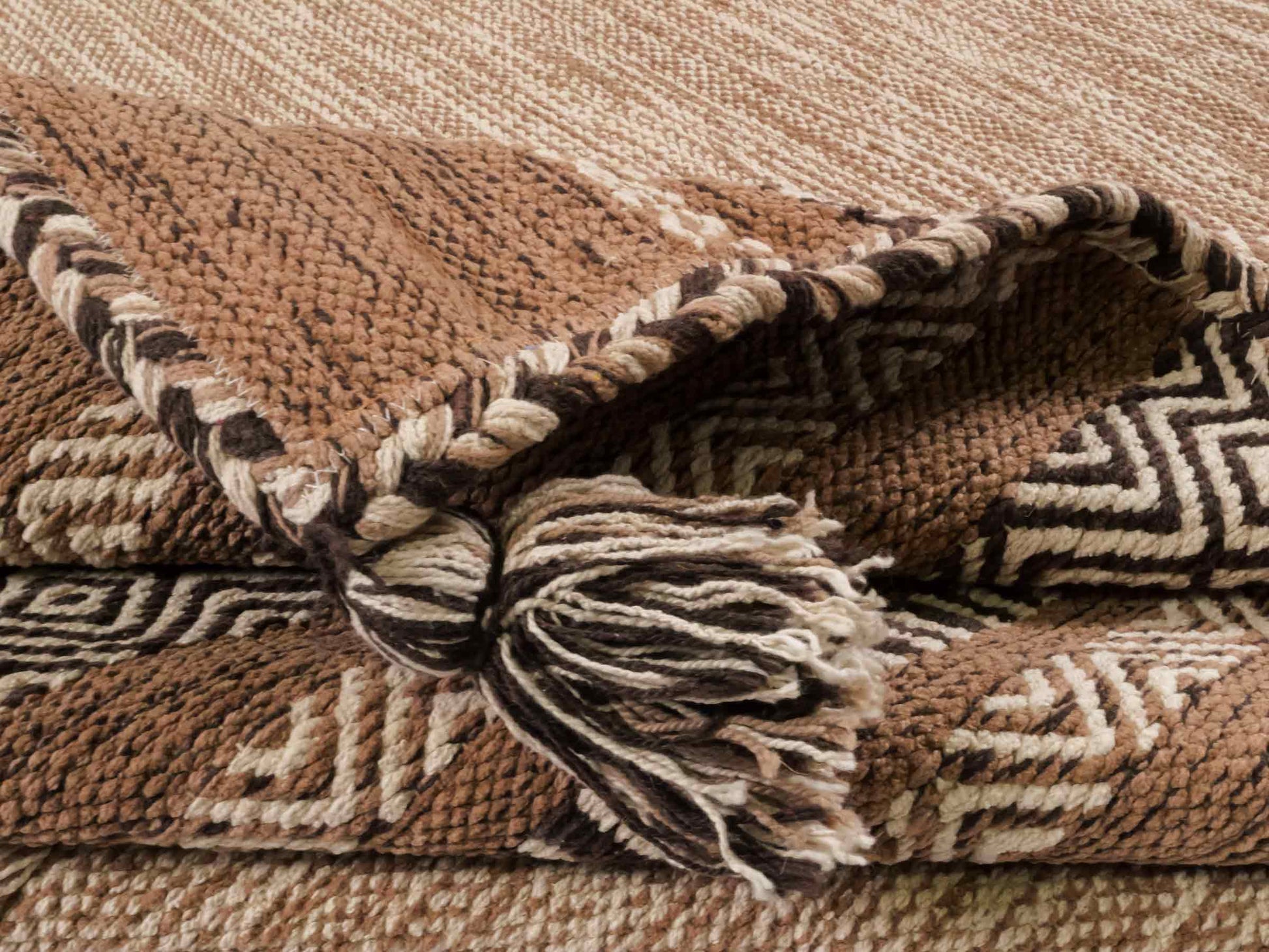 Handgewebter, moderner Indo Kelim Orientteppich von Khademi aus Baumwolle, beige. Geometrisches Design. Von Hand gewebt in Indien. Größe: 230x170cm. Teppichnummer: KB4-1691. Verkauf durch Jupiter Intl.